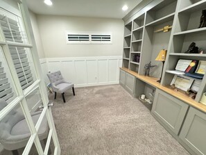 Interior - Spacious  and comfortable 5-bedroom house in charming Vineyard Area! (Vineyard)