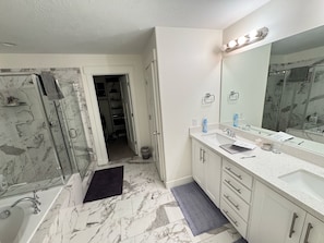 Haartrockner, Handtücher, Seife, Toilettenpapier