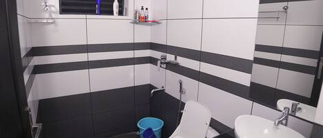 Dusche, Haartrockner, Handtücher, Seife