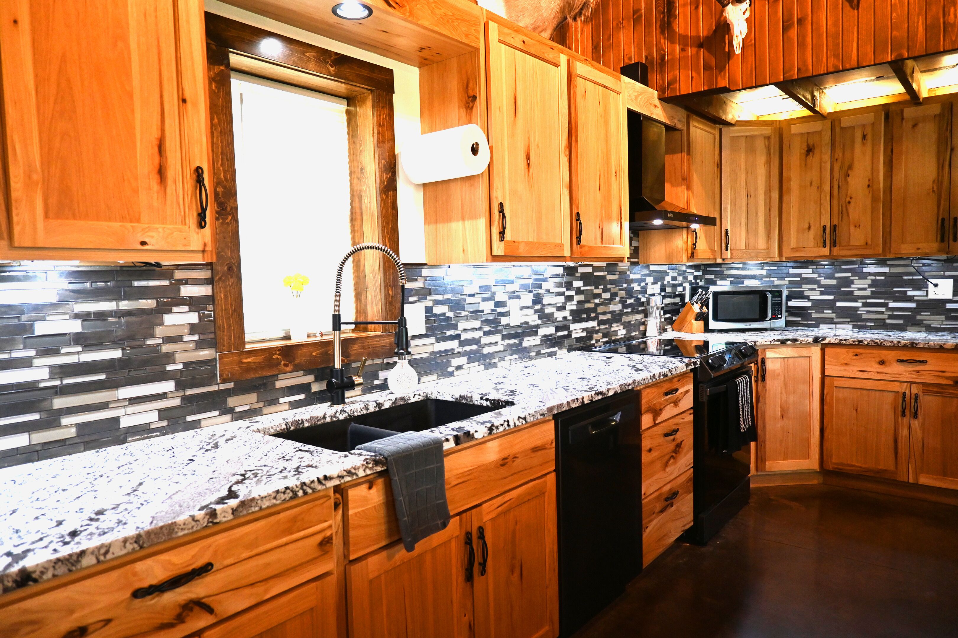 冷蔵庫、電子レンジ、オーブン、コンロ