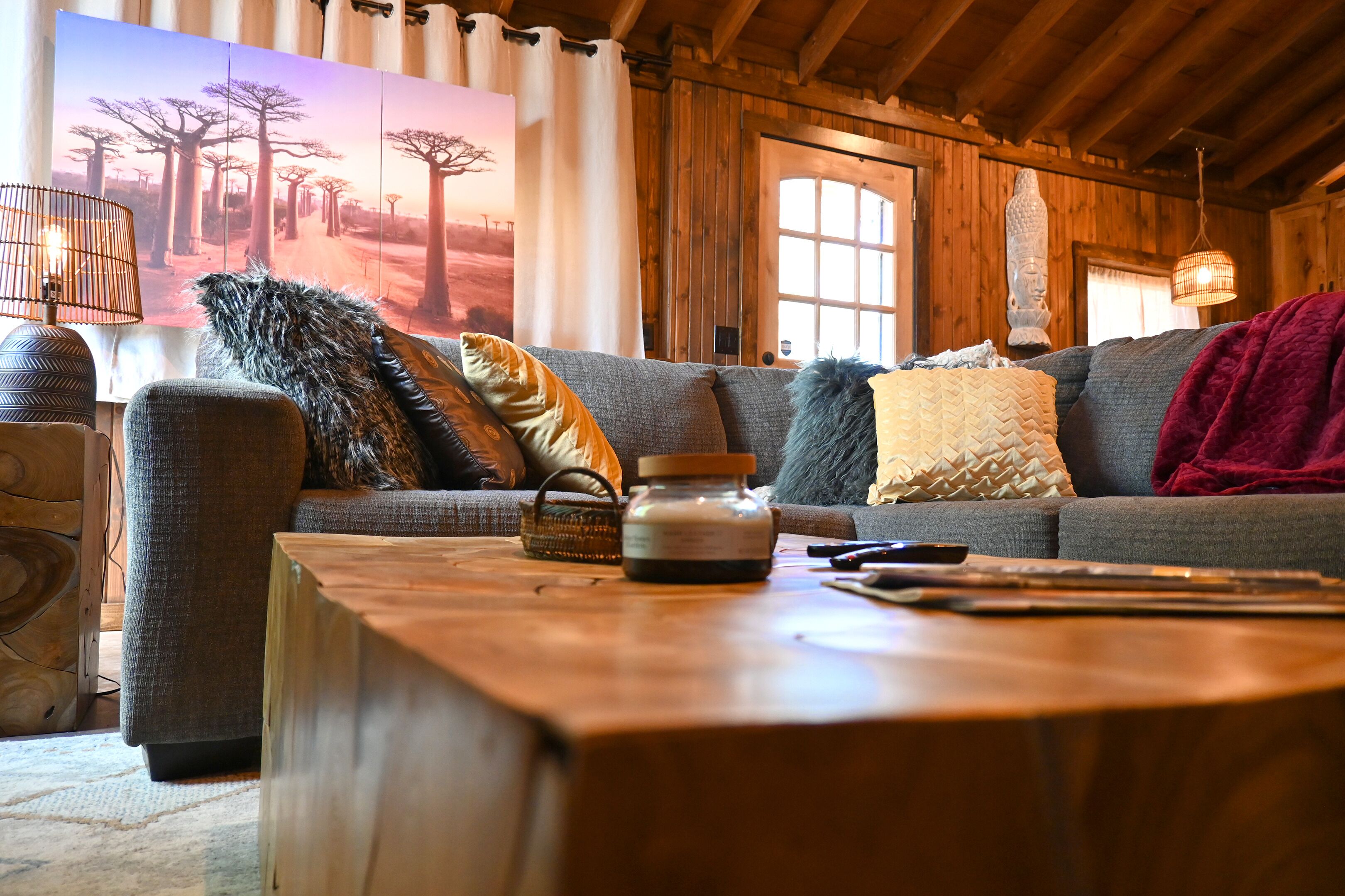 Smart TV, chimenea y estéreo 