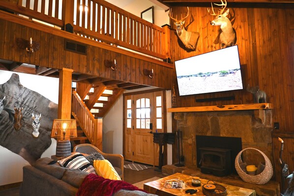 Smart-tv, een open haard en een stereo