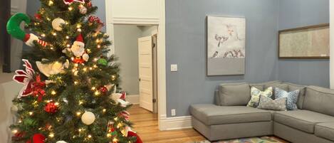 Smart-tv, videospelletjes, een tafeltennistafel en boeken