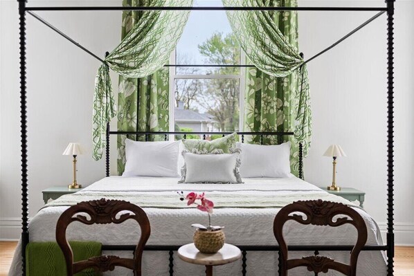 4 chambres, bureau, fer et planche à repasser, lit parapluie