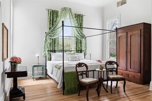 4 Schlafzimmer, Schreibtisch, Bügeleisen/Bügelbrett, Reisekinderbett