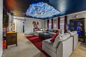 Una Smart TV, videojuegos, un futbolín, libros