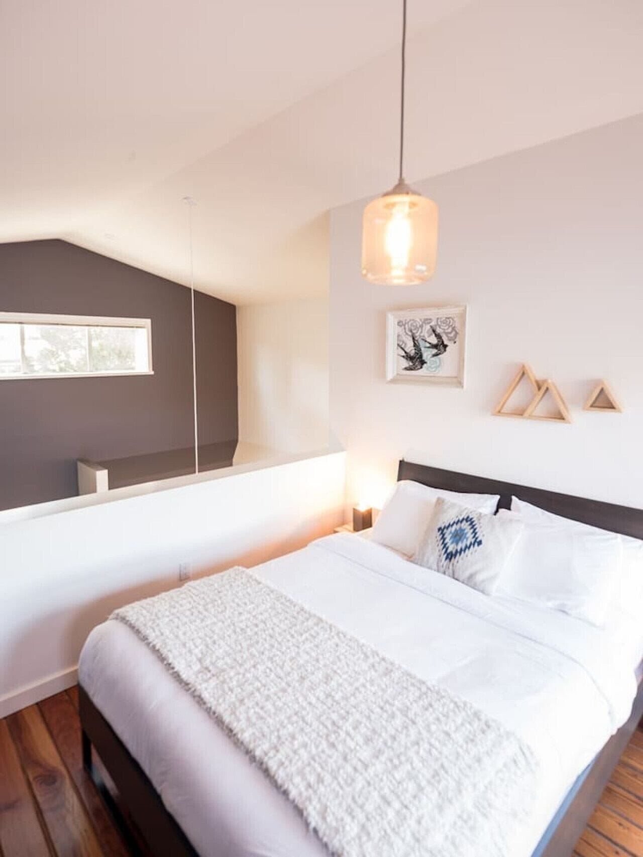 1 soverom, skrivebord, wi-fi (inkludert) og sengetøy