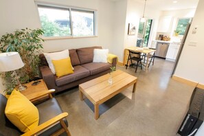 Una televisión, una chimenea