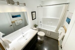 Séchoir à cheveux, serviettes fournies