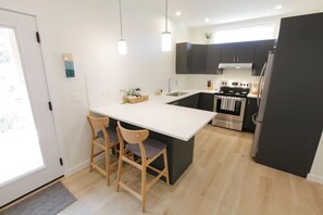 Kylskåp, mikrovågsugn, ugn och spishäll