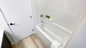 Dusche, umweltfreundliche Kosmetikartikel, Haartrockner, Bidet