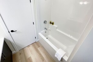 Een douche, milieuvriendelijke toiletartikelen, een haardroger
