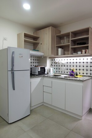 Mini-réfrigérateur, four à micro-ondes, surface de cuisson