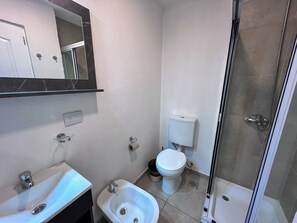 Shower, free toiletries, hair dryer, towels - Choconcito Suite (Ushuaia)
