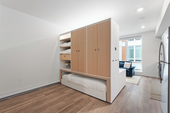 1 dormitorio, tabla de planchar con plancha, wifi y ropa de cama