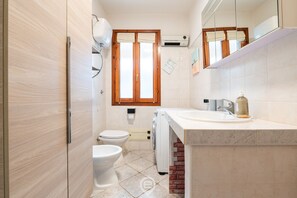 Bruser, hårtørrer, bidet, håndklæder