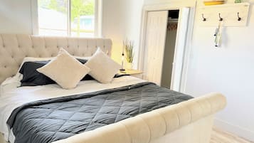 2 bedrooms, desk, WiFi, bed sheets