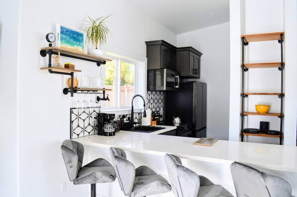 Refrigerador, microondas, horno y parrilla de estufa