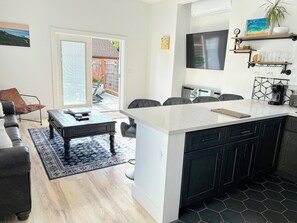 TV, fireplace, books - Luxury Oasis in Bayside-Private, Brand New (Bayside)