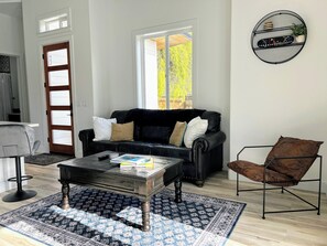 TV, fireplace, books - Luxury Oasis in Bayside-Private, Brand New (Bayside)