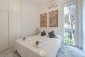 5 bedrooms, travel cot, WiFi, bed sheets