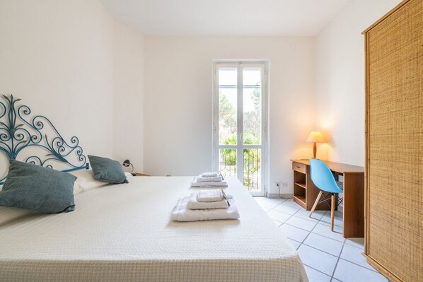 5 chambres, lit de bébé portatif, Wi-Fi, literie fournie