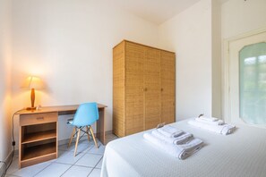 5 bedrooms, travel crib, WiFi, bed sheets