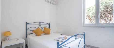 5 bedrooms, travel cot, WiFi, bed sheets