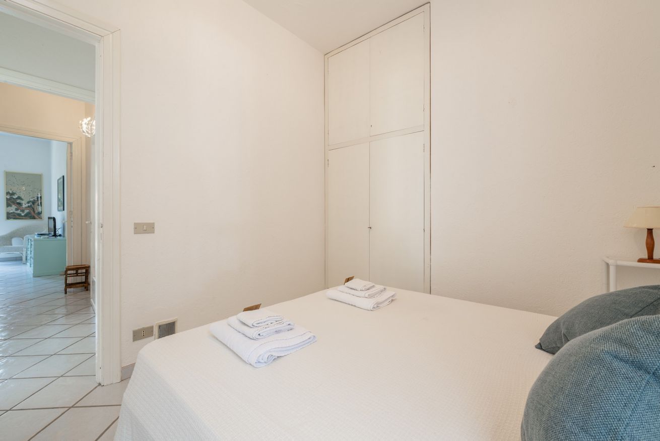 5 bedrooms, travel cot, WiFi, bed sheets