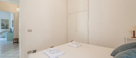 5 bedrooms, travel cot, WiFi, bed sheets