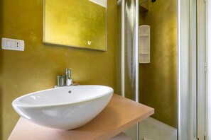 Regadera, secadora de cabello, bidet, toallas 