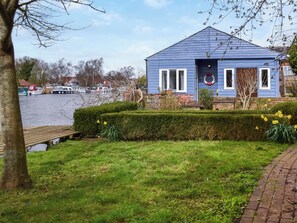 Un edificio blu con una porta, finestre e una ghirlanda sulla porta.