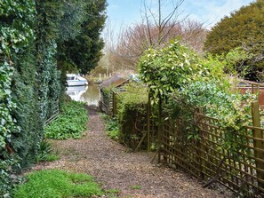 Property grounds - 1 bedroom accommodation in Beccles (Beccles)