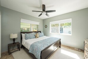 3 habitaciones, escritorio y tabla de planchar con plancha 