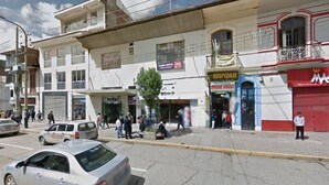 A street view with a building housing a dental clinic and a pharmacy. - Posadas Casa Real - Huancayo (Huancayo)