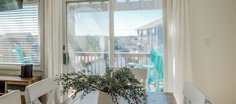 Newly renovated, charming coastal retreat in Frisco!