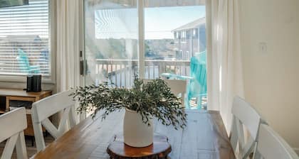 Newly renovated, charming coastal retreat in Frisco!