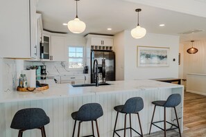 Réfrigérateur, four à micro-ondes, un four, surface de cuisson