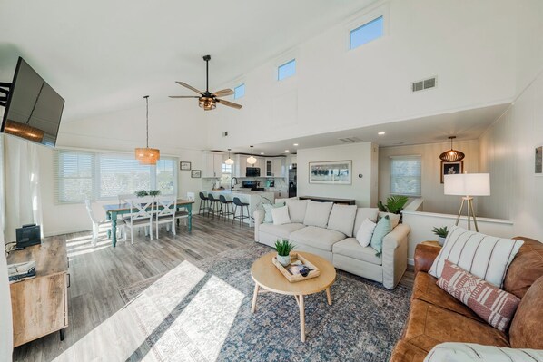 Living area - Newly renovated, charming coastal retreat in Frisco! (Frisco)