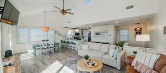 Newly renovated, charming coastal retreat in Frisco!