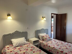 3 Schlafzimmer, Reisekinderbett, kostenloses WLAN, Bettwäsche