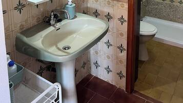 シャワー、ヘアドライヤー、ビデ、タオル