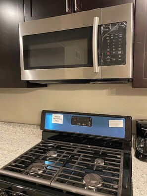 Køleskab, mikrobølgeovn, ovn, kogeplade