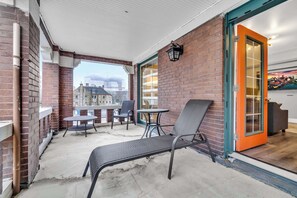 Terrace/patio - Cle Suites 1BR/1BA | 5 min Walk to Cle Clinic #11 (Cleveland)