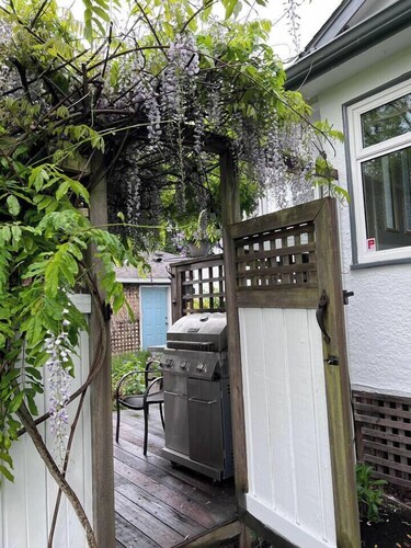 3 Bedroom Family Cottage w/large kitchen, outdoor space. 1.5 bath. Pet friendly!