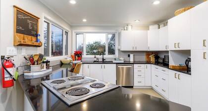 3 Bedroom Family Cottage w/large kitchen, outdoor space. 1.5 bath. Pet friendly!