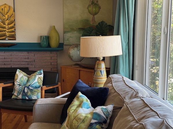 Smart TV, books - Stylish Mid-Century Modern Bright Apartment w/ park views. Pet friendly! (Saanich)