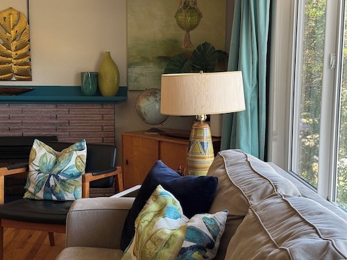 Stylish Mid-Century Modern Bright Apartment w/ park views. Pet friendly!