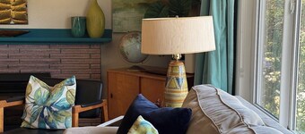 Stylish Mid-Century Modern Bright Apartment w/ park views. Pet friendly!