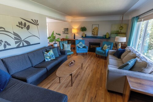 Stylish Mid-Century Modern Bright Apartment w/ park views. Pet friendly!